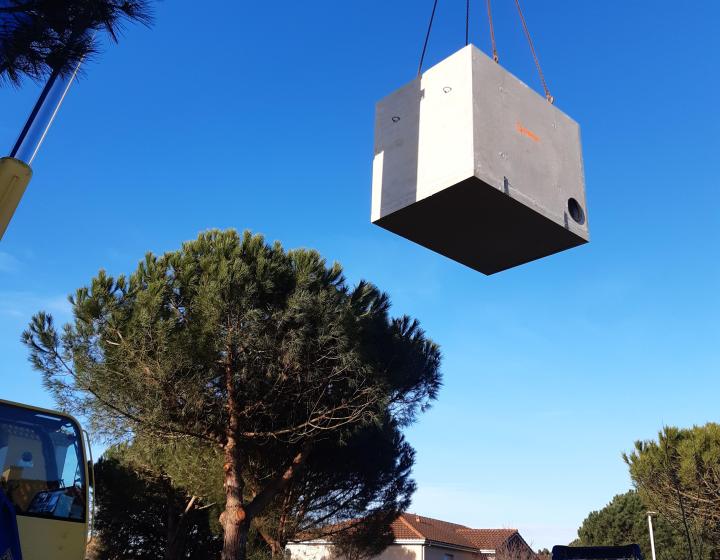 Grutage de la chambre béton de régulation